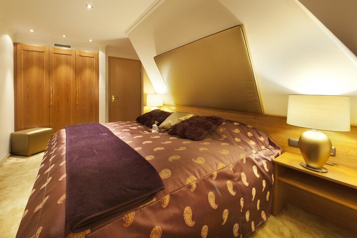 Room 8 of 158