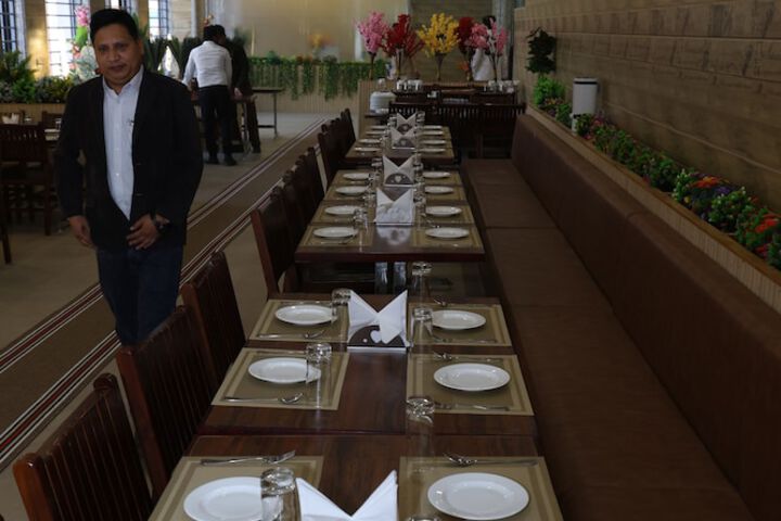 Dining 15 of 16