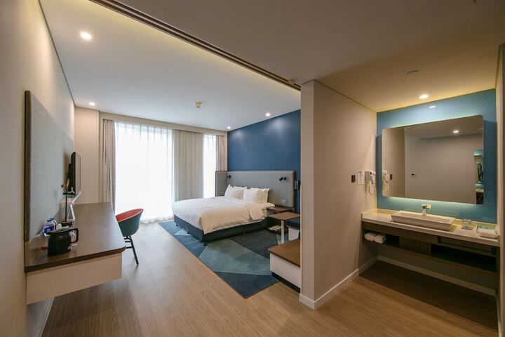 Room 16 of 60