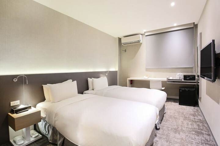 Room 21 of 37