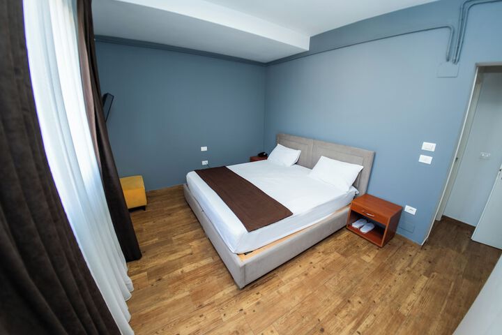 Room 28 of 90