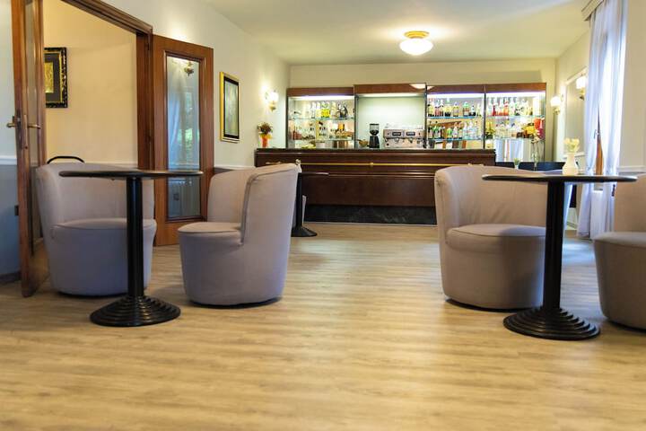 Lounge 28 of 36