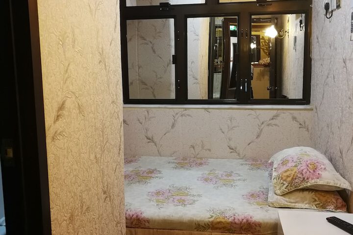 Room 6 of 14