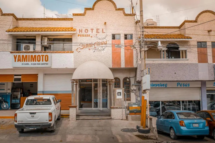 Exterior of PENINSULA STAYS Business Hotel 2 CAMAS Matrimoniales