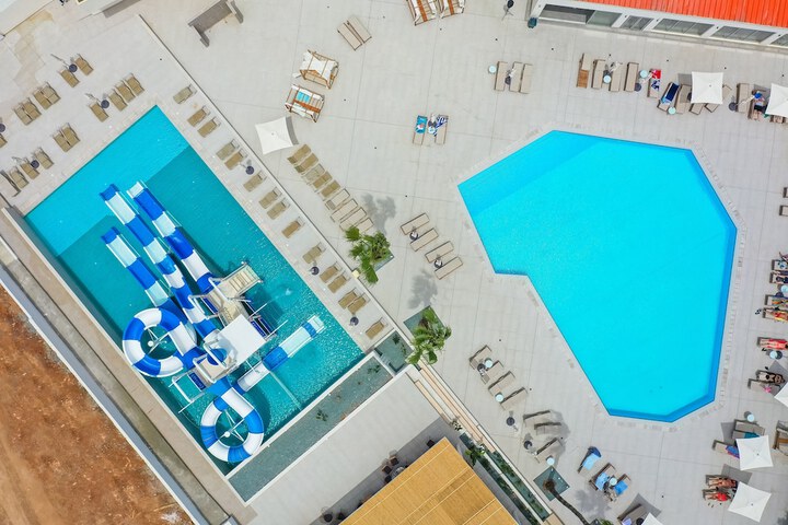 Pool 44 of 90