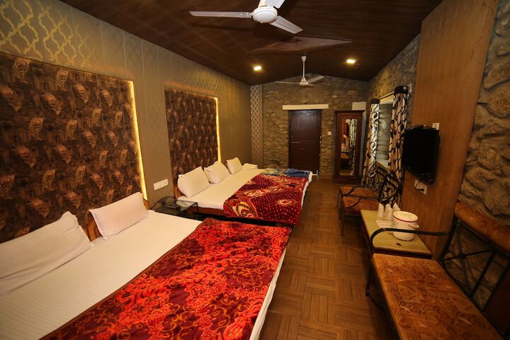 Room 12 of 77