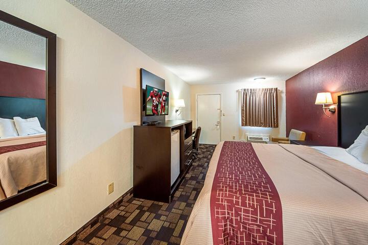 Deluxe King Bed (2 of 15)