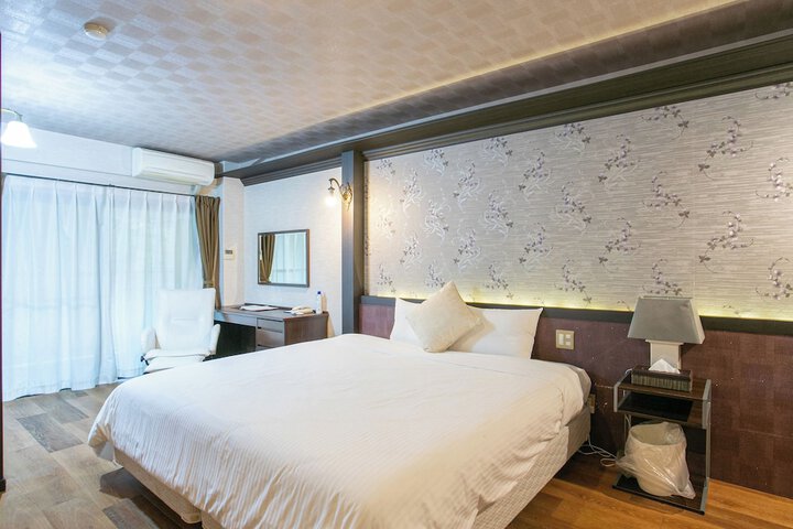 Room 9 of 83