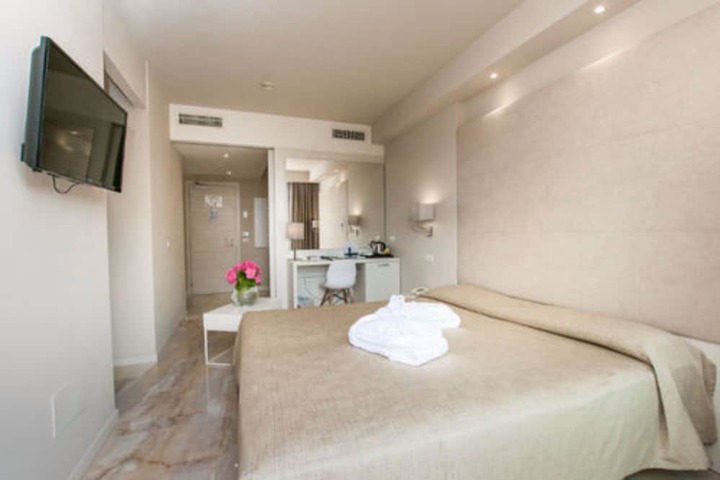 Room 3 of 32