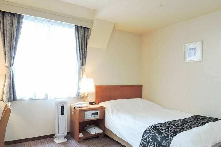 Room 12 of 27
