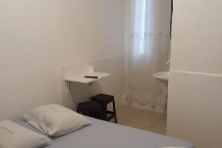 Room 6 of 16