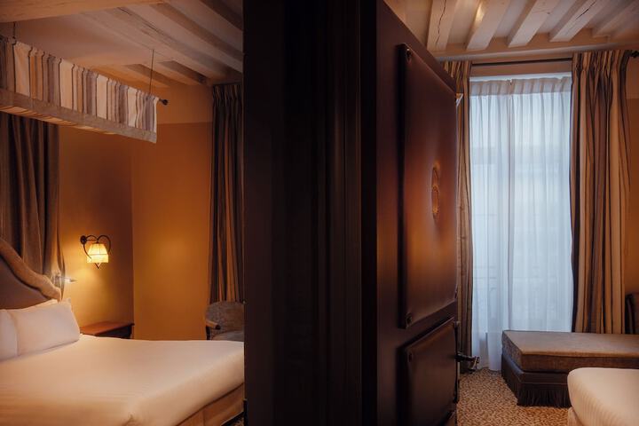 Room 30 of 49