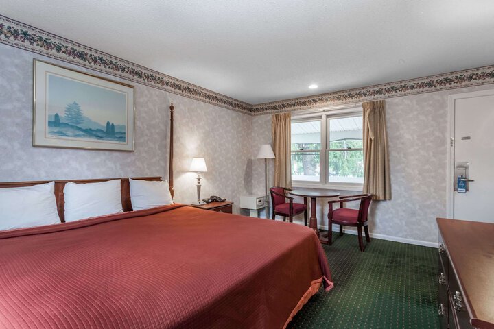1 King Bed (7 of 10)
