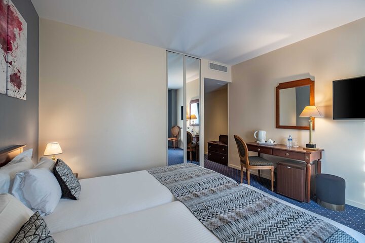 Room 9 of 38