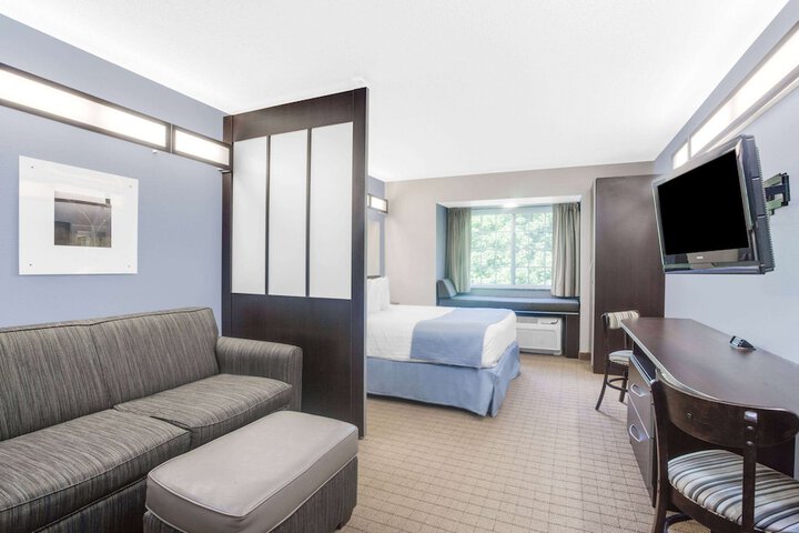 1 Queen Bed (10 of 10)