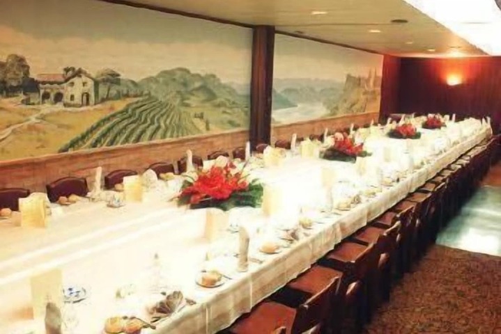 Dining 39 of 48