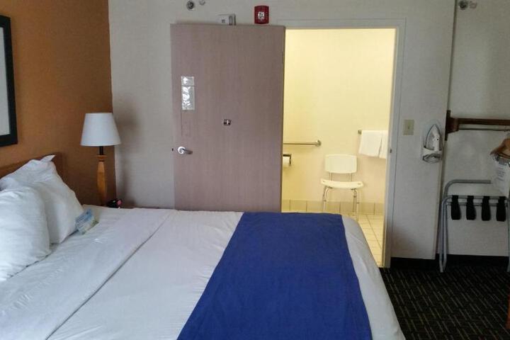 1 King Bed (2 of 13)