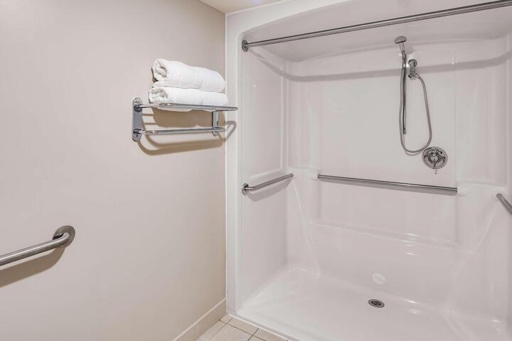 Acces1 Kingmobilityaccessbathtubexteriorentrancecourtyard Accessible Microwav Refrigeratnonsmok Fullbreak (19 of 25)