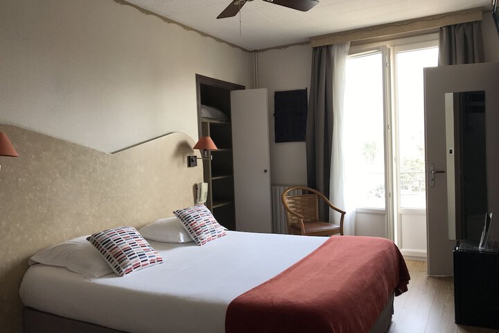 Room 11 of 37