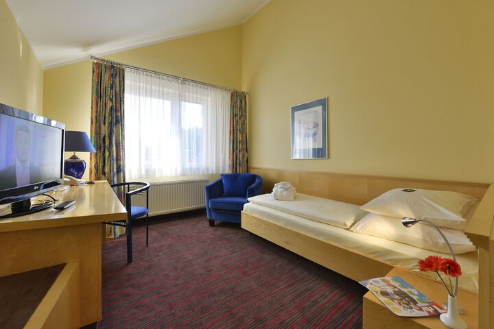 Room 10 of 99