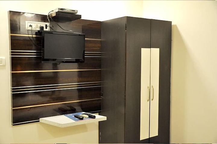 Room 4 of 18