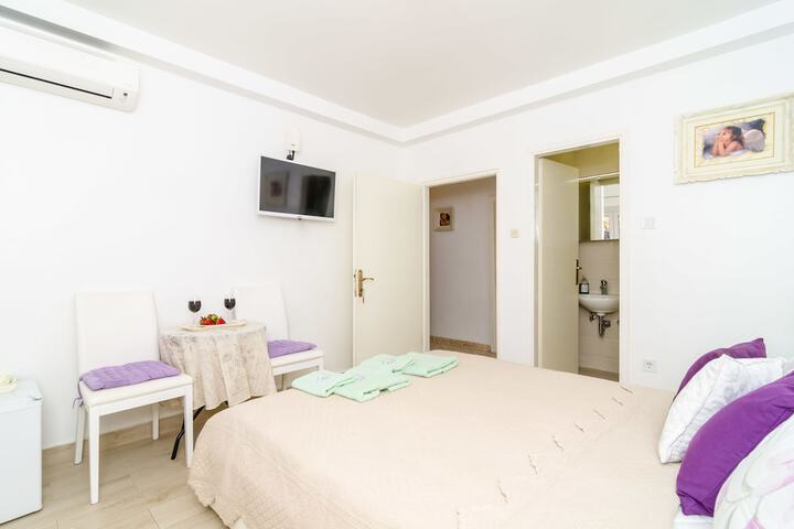 Room 4 of 64