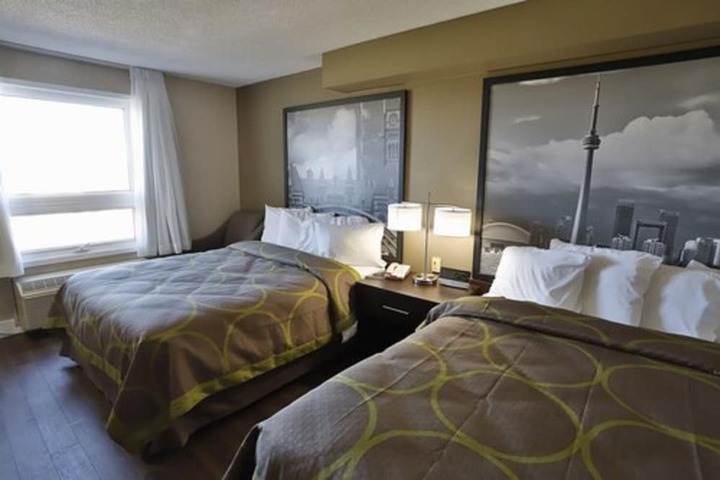 2 Queen Beds (6 of 10)