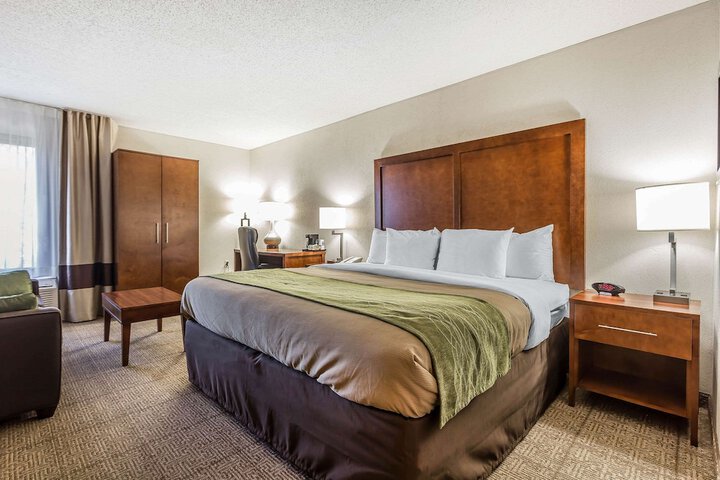 1 Queen Bed Accessible (6 of 14)