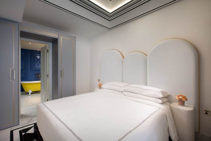 Room 32 of 195