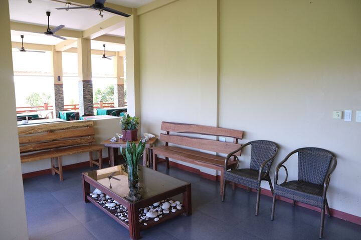 Lounge 29 of 47