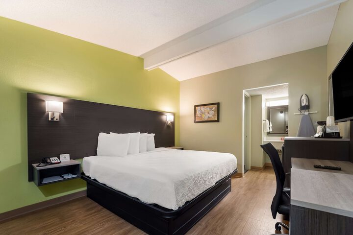 Accessible 1 King Mobility Accessible Communication Assistance Bathtub Work Desk Microwave and Ref (5 of 14)