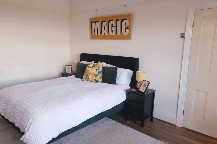 Room 4 of 12
