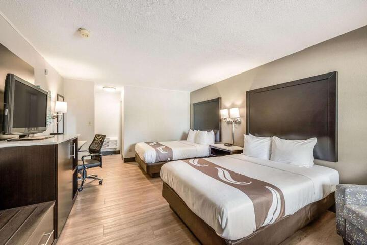2 Double Beds (3 of 9)