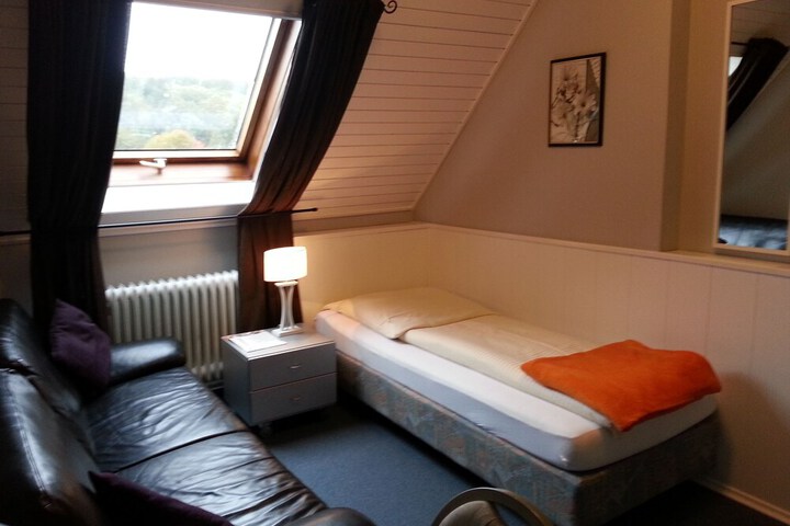 Room 6 of 68