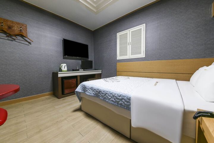 Room 6 of 17