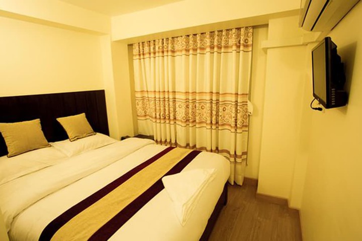 Room 6 of 15