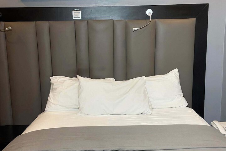 Room 9 of 63