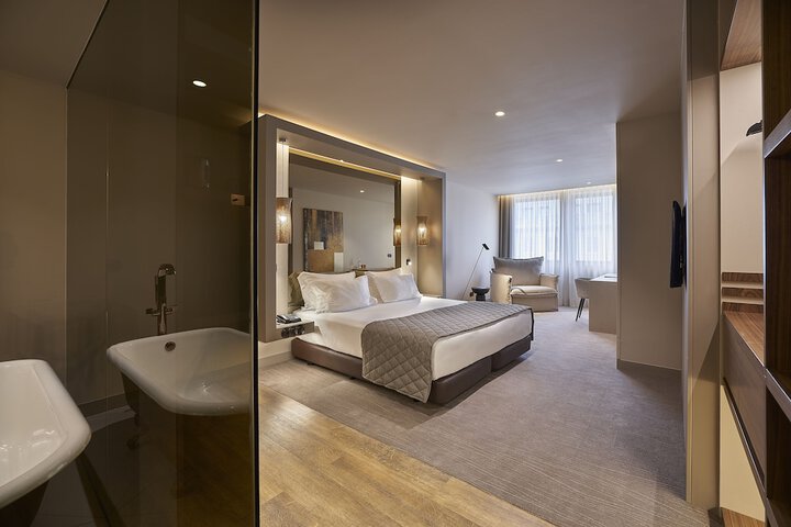 Room 10 of 38