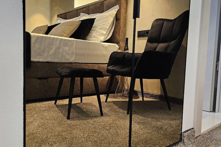 Room 3 of 49
