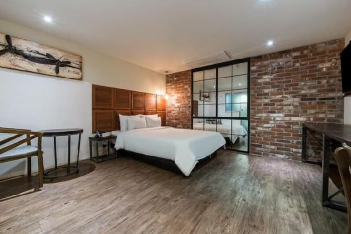 Room 18 of 33