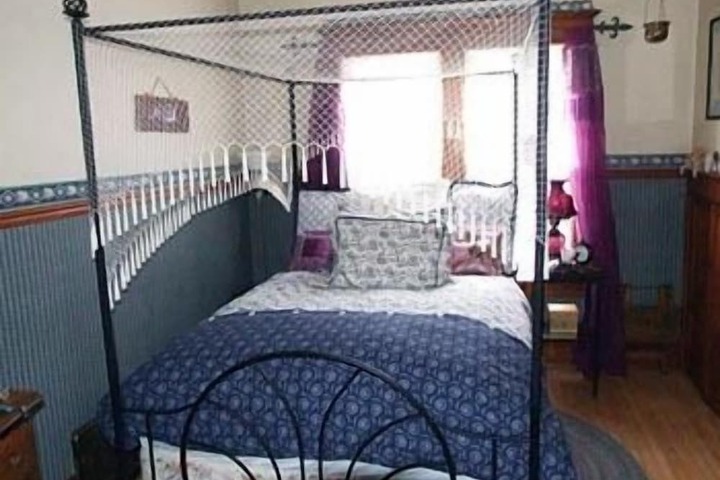 Room 27 of 40