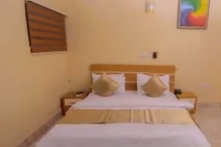 Room 8 of 12