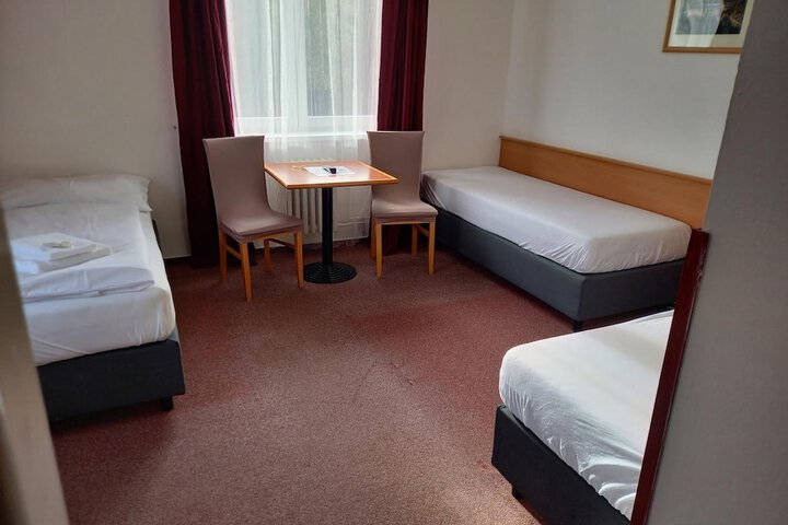 Room 4 of 28