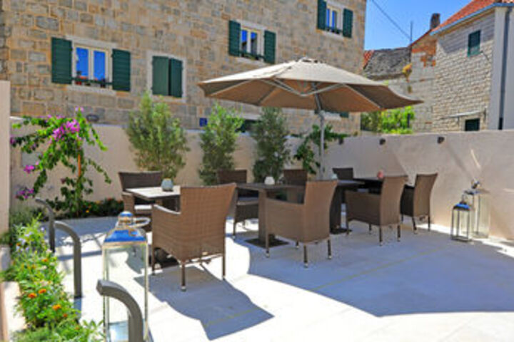 Hotel Exterior 38 of 183