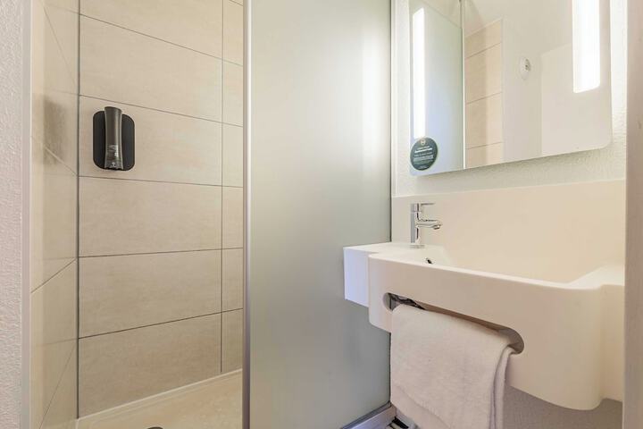 Room 15 of 28