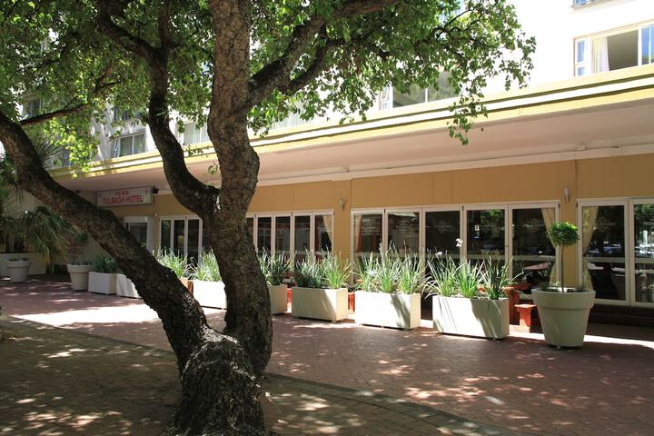 Hotel Exterior 49 of 52