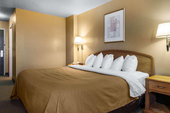 Queen Bed Accessible (8 of 9)