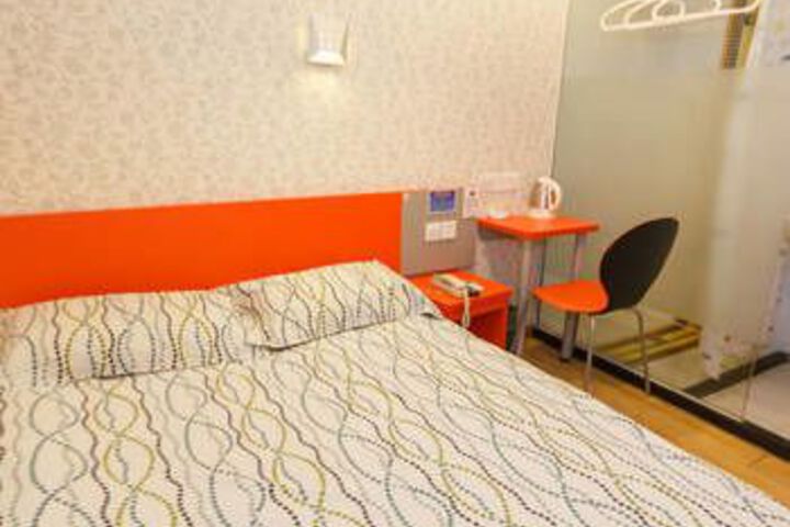 Room 4 of 8