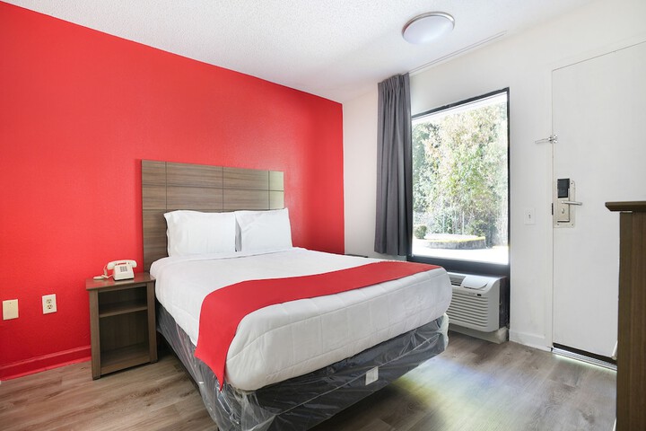 1 Queen Bed (5 of 19)