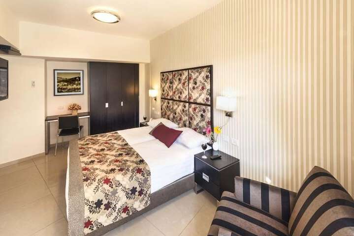 Room 15 of 50